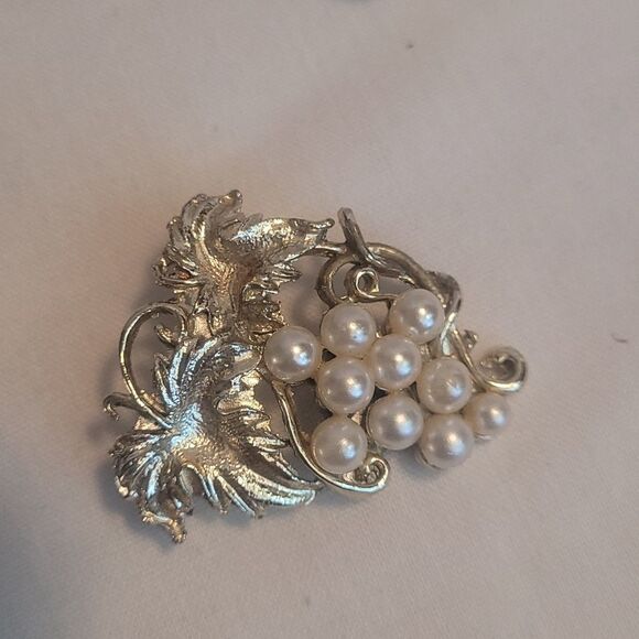 VTG Pearl Grape Brooch - Picture 4 of 4